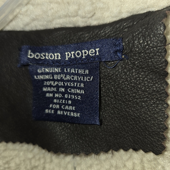 BOSTON PROPER LEATHER BOMBER JACKET WITH FLEECE LINING, ZIPPER ACCENTS. Size S - Picture 2 of 7